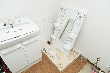 洗面台の場所を移動する場合の現場施工の一例